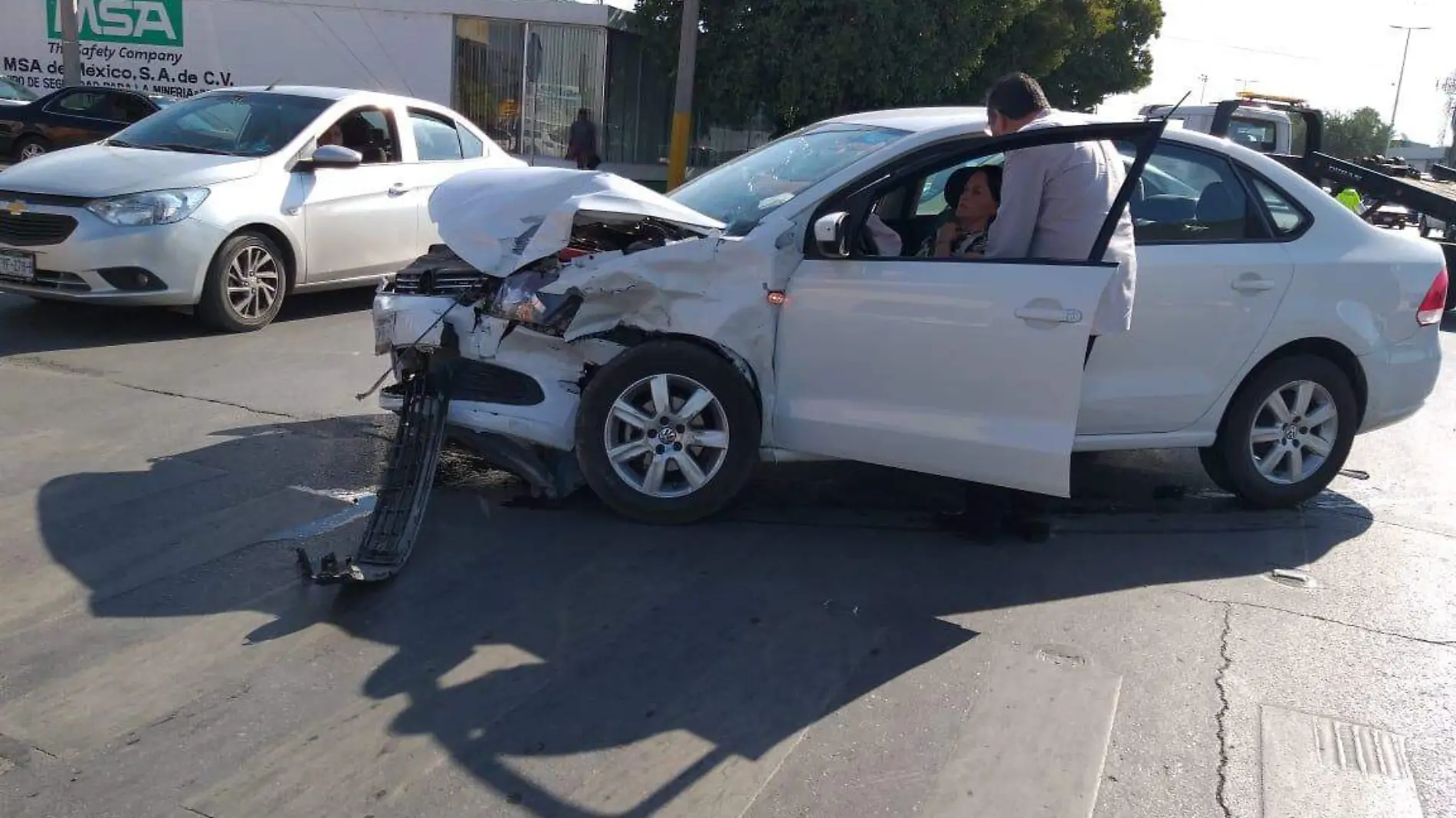 02 Aparatoso choque dejo a una mujer lesionada 1